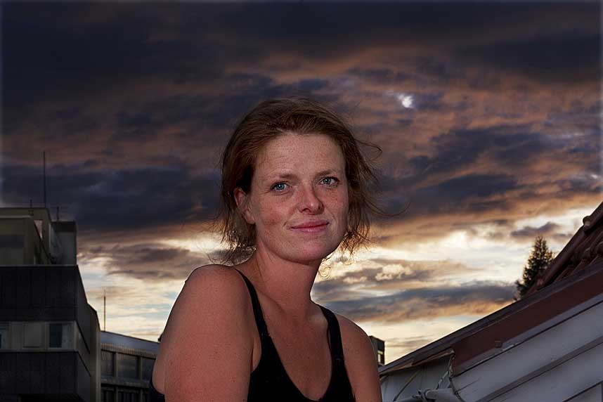 b>SPENT OG TRAVEL: Hege Newth Nouri arrangerer sin f�rste litteraturfestival i Molde. At amerikanske Annie Proulx avlyste var en kraftig strek i regningen. Men festivalsjefen gleder seg likevel: - Spesielt til �pningen. Det er meldt str�lende v�r og 25 grader. Kan det bli bedre?, sp�r hun.