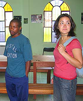 STOLTE AV KUTLUREN: Tocaña har et lite kultursenter hvor de tidligere viste fram de afrobolivianske skikkene. Sosialantropolog Maja Jensen og bonde og unionsleder Jonny Perez ser på sakene.