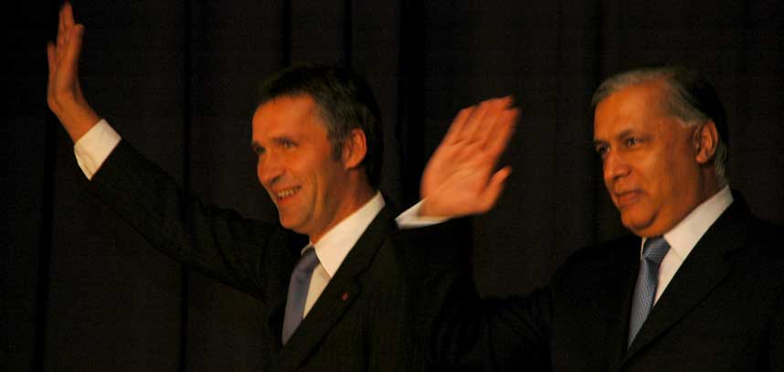 BROBYGGING: Norges og Pakistans statsministre m�tte det pakistanske milj�et i Norge.