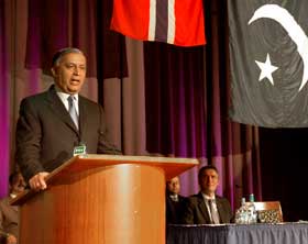 PAKISTANS STATSMINISTER, Shaukat Azziz, er den f�rste pakistanske statsministeren som kommer til Norge p� offisielt bes�k.
