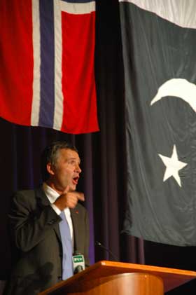 TAKKET NORSK-PAKISTANERE: - Norge hadde v�rt fattig uten dere - b�de kulturelt og �konomisk, sa Stoltenberg til de fremm�tte.