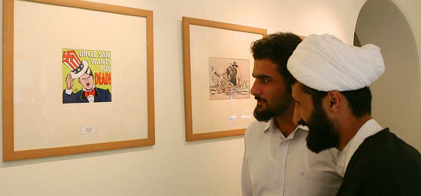 P� UTSTILLING: To iranere koser seg p� utstilling av Holocaust-karikaturer.