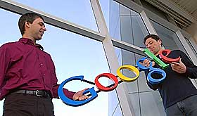  Datahjelpen:  Larry Page (t.v.) antas � v�re god for omkring 80 milliarder kroner. Sammen med Sergey Brin (33), som er like rik, har han gjort studentprosjektet Google til et verdensomspennende konsern og ledende akt�r p� Internett.