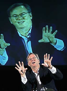  Den nye sjefen:  Eric Schmidt (51) ble hyret inn som styreformann og konserndirekt�r i Google i 2001. Han leder i dag s�kegigantens framtog p� Internett sammen med Page og Brin.