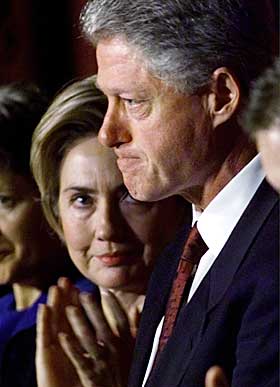 - SKYLDIG: Bill Clinton er indirekte skyldig i angrepet p� USA, hevdes det i TV-serien som p�st�s � bygge p� komisjonens offisielle 11.september-rapport.