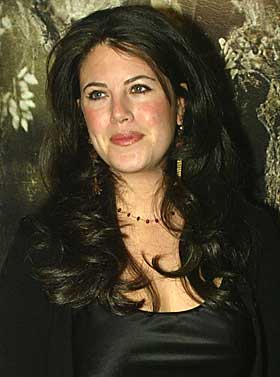 DISTRAHERT: I serien hevdes det at Clinton kunne ha unng�tt 11.september-angrepet hadde han ikke v�rt for opptatt av � pleie intim omgang med sin assistent Monica Lewinsky.