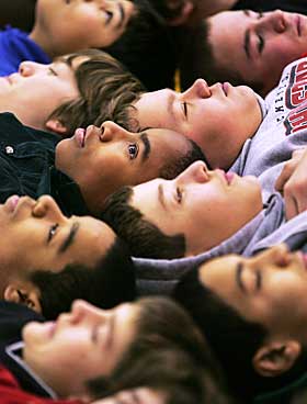 REKONSTRUKSJON: 320 elever ved McKinney Middle School i USA la seg ned i gymsalen, side om side, for � f�le hvordan det var � ligge s� tett som slavene gjorde i slaveskipene. Elevene kunne reise seg etter kort tid, mens slavene var stuet sammen slik i lang tid, i d�rlig v�r over Atlanterhavet.