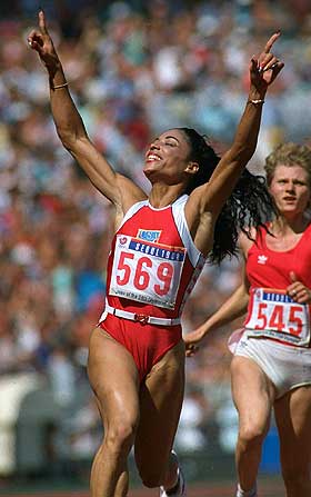 D�DE AV HGH?: Florence Griffith-Joyner triumferer etter seieren p� 100-meteren i Seoul-OL i 1988. Ti �r seinere d�de hun av hjertestans 38 �r gammel. Obduksjonen viste at hun hadde mye st�rre indre organger, inkludert hjertet, enn normalt, og mange tror det skyldtes utstrakt bruk av HGH som dopingmiddel.