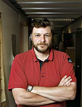 ADVARER: Avdelingsoverlege Steinar Madsen i Legemiddelverket maner til n�kternhet rundt troen p� HGH som ungdomskilde. - � ta hormonet har flere bivirkninger, dessuten utsetter man seg for helsefare ved � handle HGH-holdige preparater p� nettet, advarer han.