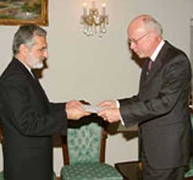 DIPLOMATI I IRAN: Norges ambassad�r i Iran, Ole Kristian Holthe, har hatt flere m�ter med toppfolk i iransk UD om al-Saki. Bildet er tatt sammen med utenriksminister Kamal Kharazzi da Holthe fikk stillingen for tre �r siden.