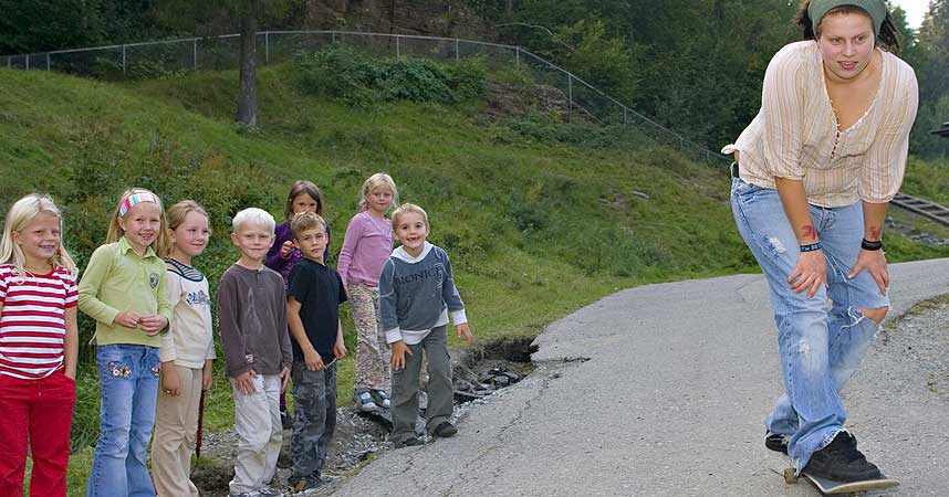  FULL RULLE:  Foreldrene mente Julie Talmo (22) ikke var skikket til � passe barna deres fordi hun skatet til jobb. Det mener Julie er gammeldags. -  80 prosent av barna p� skolen har sikkert et skateboard hjemme de ogs�, sier hun.