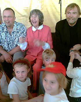UTVALGTE: Fra venstre Rune Belsvik, Anne-Cath. Vestly og Jostein Gaarder m�ter barn fra St. Sunniva skole.