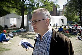 BENSIN P� B�LET: Fredsforsker Kristian Berg Harpviken ved Prio mener flere Nato-soldater er en d�rlig id�, og vil gi �kt rekruttering til Taliban.