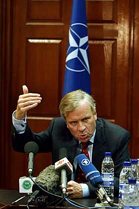 DESPERAT: Trass b�nn og advarsler f�r ikke Natos generalsekret�r medlemslandene til � stille flere soldater. Taliban, som Nato trodde var liten og svak, sl�r n� til overalt i overveldne antall.