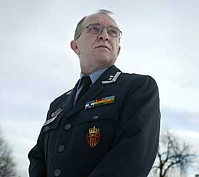 FEILVURDERT: Oberstl�ytnant Terje Torsteinsen i forsvarsstaben vedg�r at Nato feilvurderte Taliban f�r ISAF overtok i S�r. N� mener han flere soldater vil forverre situasjonen, og vil ha grensa stengt til Pakistan for � hindre ytterligere Taliban-forsterkninger.