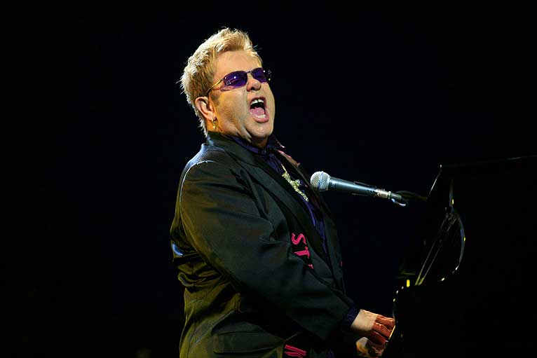 VENNER: Elton John forteller at han og George Michael er venner.