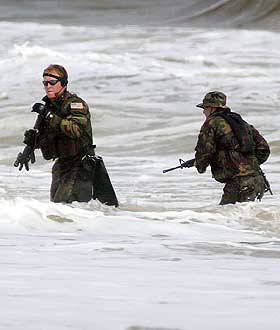 NAVY SEALS: En av de t�ffeste milit�re utdanningene i verden. Ekstrem selvdisiplin kreves for � komme gjennom programmet.