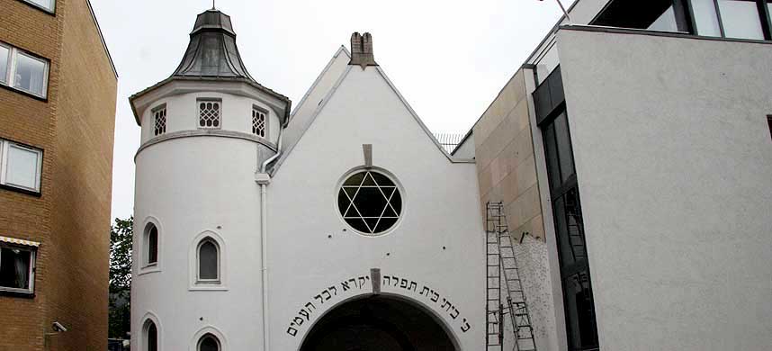 PEPRET FASADEN: Med en lang salve fra et automatv�pen skal en eller flere av de fire mennene ha skutt mot fasaden p� synagogen i Oslo. N� er de terrorsiktet.