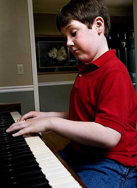 VIDUNDERBARN: Selv om unders�kelsen viser at barn blir smartere av musikkoppl�ring, vites det ikke om det er grunnen til at Thomas Little (9) fra Nord-Carolina sprenger alle kjente IQ-tester. Han begynte � spille piano som fire�ring og gjorde det bedre enn voksne studenter i deres eksamener da han var seks. Ni�ringen har ogs� gitt ut flere b�ker.