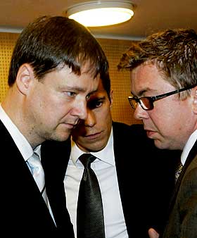 ALVORLIG SAK: B�de John Christian Elden, Peter Sekulic og Johnny Veum mener politiet ikke har noe grunnlag for � bruke terrorbestemmelsen i straffeloven mot deres klienter.