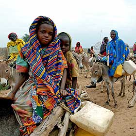 BEFOLKNING I FARE: Flyktninger i det nordlige Darfur leter etter vann. Menneskerettighetsgrupper anklager sudanske myndigheter for � bombe landsbyer i omr�det uten � ta hensyn til sivilbefolkningen.