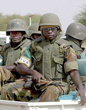 FOR LITEN KAPASITET: Soldatene fra African Union (AU) patruljerer i byen Muhujariya, s�r i Darfur. Styrken har ikke v�rt i stand til � hindre nye overgrep mot befolkningen i darfur.