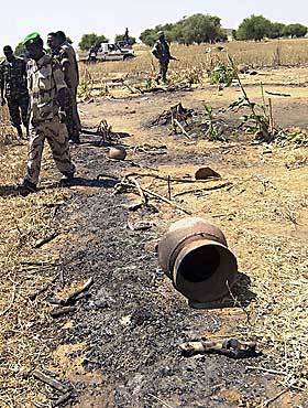 BARE ASKEN TILBAKE: Her ser man restene av et hus som er brent ned av Janjaweed-geriljaen i Darfur. De siste m�nedene har volden igjen �kt i Darfur.