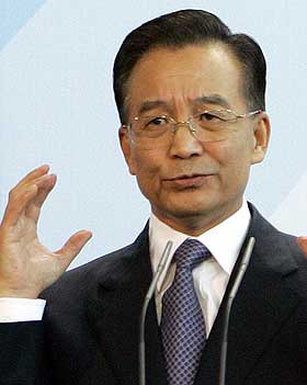 BESKYTTER REGIMET: Den kinesiske statsministeren Wen Jiabao inng�r stadig nye �konomiske samarbeidsavtaler i Afrika. Avtalene inneb�rer at Kina ikke blander seg i landenes indre anliggender.