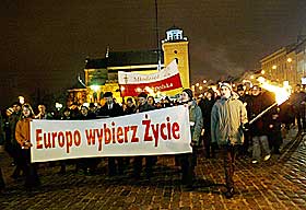 EU-UTVIDET: 1. mai 2004. Ogs� i Polen var det stor tvil til om et EU-medlemskap ville v�re bra for landet. Bare 4 av 10 st�ttet utvidelsen.