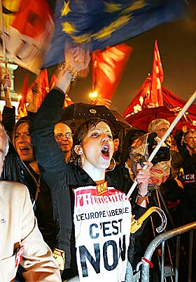 FRANSK NEI: 30. mai 2005 sa Frankrike nei til den nye EU-grunnloven. Frykt for �kt arbeidsinnvandring var en av argumentene som ble brukt i debatten.