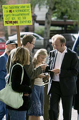 FORSTYRRET FORLAGSFESTENE: Oversetterne stopper kulturminister Trond Giske utenfor Aschehougs ber�mte hagefest.