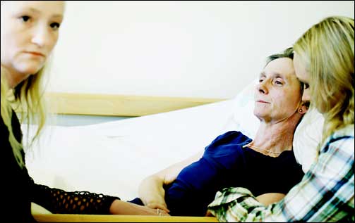 UTBREDT: 40 000 nordmenn har diagnosen Alzheimers sykdom. Men sykdommen ber�rer mange flere. S�strene (f.v.) Nina Helen hansen (31) og Lill-Heidi S�rensen (26) om sin mor Ellen Gangnes (53), som har hatt Alzheimer i mange �r og bor p� sykehjem.