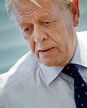 VISER TEGNINGENE: TV 2-sjef K�re Valebrokk.