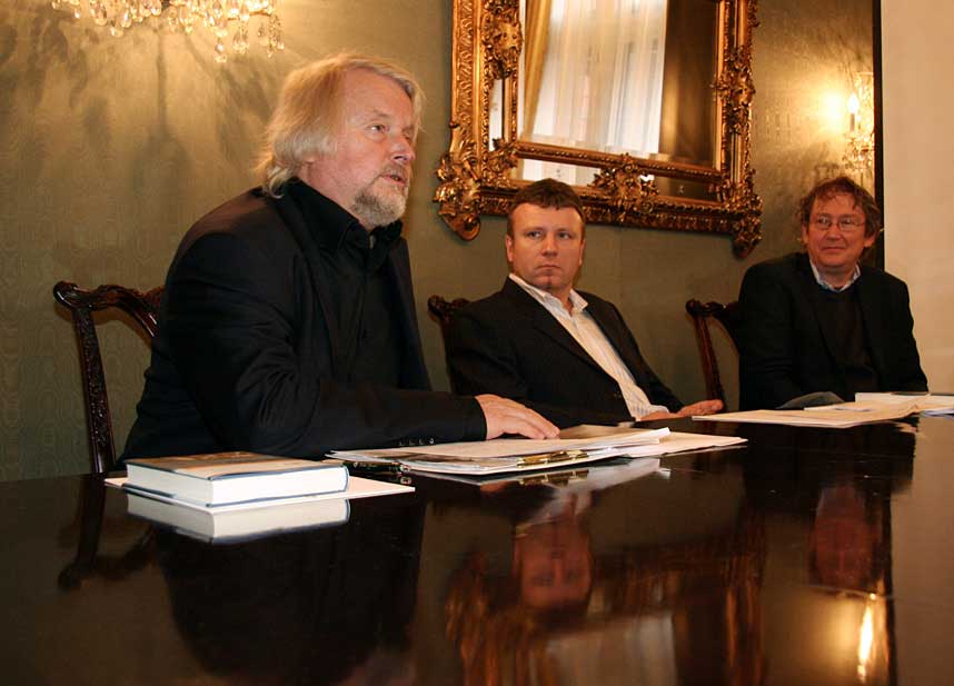 LANSERTE BOK: �Truet av islamister� ble i dag lansert av Vebj�rn Selbekk (i midten) og forlegger Svein Andersen. Til venstre Per Edgar Kokkvold, som har skrevet forordet til boka.