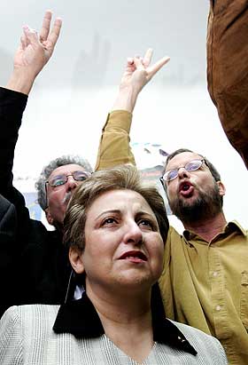 FAVNER BREDT: Fredsprisvinner Shirin Ebadi er sammen med to tunisiske menneskerettigheterforkjempere som sultestreiket mot misbruk og fengsling av politiske fanger i Tunisia.