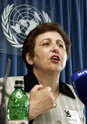 MYE P� HJERTET: Shirin Ebadi advarer USA mot � angripe Iran: Trusselen om milit�rmakt gir systemet et p�skudd til � sl� til mot den legitime opposisjonen og undergraver de spirene til organisasjonssamfunn og samfunnsbevisshet som er i ferd med � gro fram her, mener advokaten.