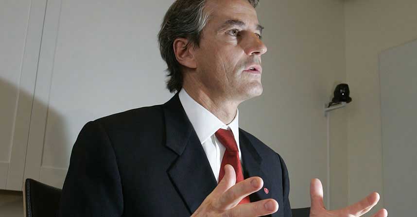 VIL IKKE BEKLAGE: Jonas Gahr St�re sier p� en pressekonferanse tirsdag at Magazinets fremtredende rolle i karikaturstriden skyldes at avisa selv frontet publiseringen av karikaturene, og vil ikke beklage regjeringens h�ndtering av striden.