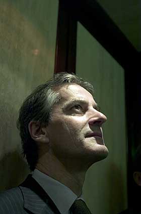 BENEKTER L�GN: Utenriksminister Jonas Gahr St�re m�ter motstand i nettdebatten.