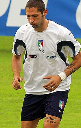 SJEKK TATOVERINGEN P� L�RET: Marco Materazzi er merket av VM-finalen for livet. Her p� trening med det italienske landslaget.