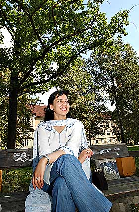 MOTSTANDER: H�yrepolitiker Afshan Rafiq er sterkt imot en aldersgrense for henteekteskap, og viser til at erfaringene fra Danmark har v�rt d�rlige. Akkurat det er vanskelig � sl� fast.