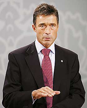 INNF�RTE STRENGE REGLER: Da Venstre og Det konservative partiet dannet regjering med st�tte av Dansk Folkeparti i 2001 lovet stastsminister Anders Fogh Rasmussen strengere innvandringsregler. Sommeren 2002 kom 24-�rsregelen.