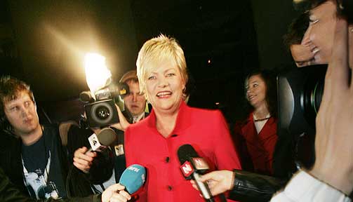 SVENNEPR�VEN: Finansminister Kristin Halvorsen reiste fra leiligheten p� Gr�nerl�kka i Oslo halv syv i morges med statsbudsjettet i vesken.