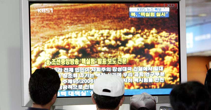 SJOKKERTE: S�r-Koreanere mottok nyhtene i dag morges. Tv-sendingen viser en annen pr�vespreninging, og ikke den nord-koreanske pr�vespreningningen, slik det tidligere ble oppgitt i dag.
