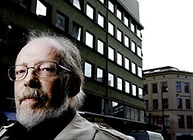 HEDRET UREDD JOURNALIST: Kjell Olaf Jensen holdt en appell p� bokmessa i Frankfurt s�ndag, under et improvisert arrangement som hedret Anna Politkovskaja.