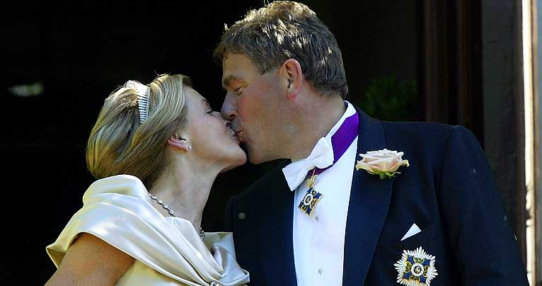 PENGER = LYKKE: Av lottomillion�rene i unders�klesen ble flere gift etter at de vant penger.�Stein Erik Hagen giftet seg med steinrike Mille-Marie Treschow, kanskje er det ogs� slik at rike barn leker best?