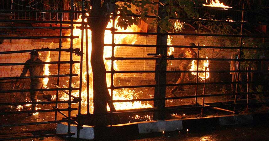 SIKKERHETSSTYRKER I TEHERAN: Molotovcocktailene fra demonstrantene eksploderte p� plenen foran den danske ambassaden i kveld. Flammene ble etterhvert slukket av sikkerhetsstyrkene.