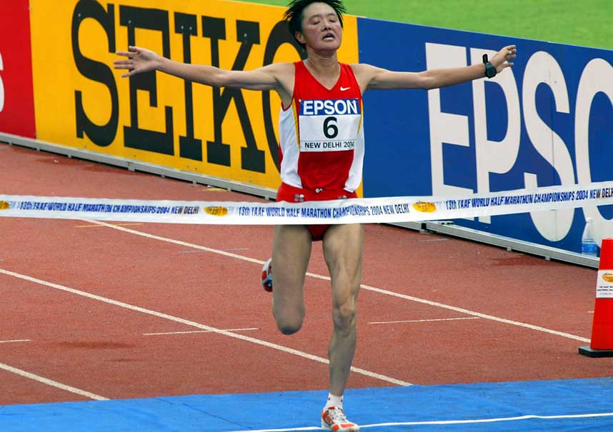 VERDENSMESTER: Her vinner Sun Yingjie VM i halvmaraton i 2004. N� er hun utestengt etter en positiv dopingtest.