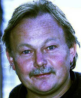 SPENT P� HVEM SOM LYVER: Jens Harald Eilertsen i Nordnorsk Kulturr�d mener at noen farer med l�gn og skyver ansvaret fra seg i kaoset som n� har oppst�tt etter budsjettkuttet.