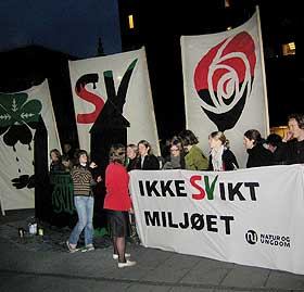 SINTE:  Med bloddryppende partisymboler og h�yr�stede fyrop m�tte Natur og Ungdom statsministeren, milj�vernministeren og olje- og energiministeren utenfor regjeringskvartalet i kveld.