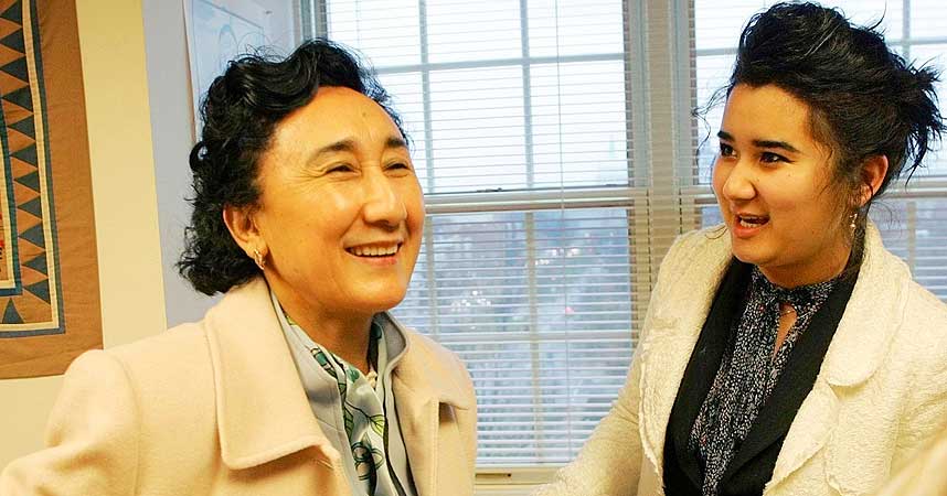 EKSLUSIVT TIL DAGBLADET.NO:  Rafto-prisvinner Rebiya Kadeer forteller om sin �relange kamp for uighurene i Kina. Her er hun sammen med datteren Akida Rouzi. Kadeer lever i eksil i USA sammen med sin mann og fem av sine 11 barn.